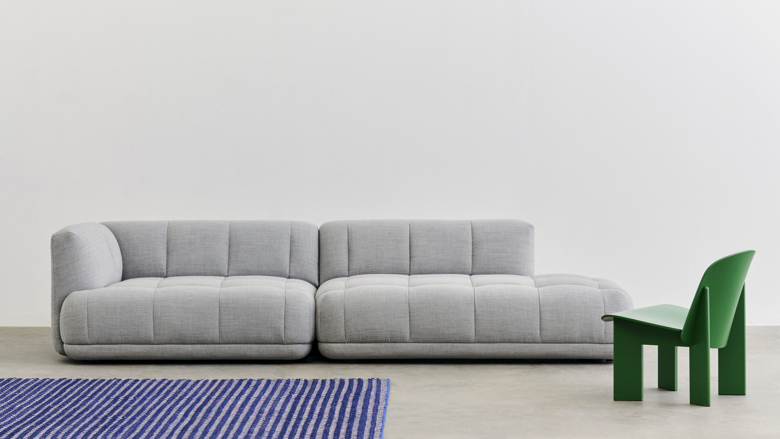 Moire-Kelim-140x200-blue_Quilton-comb-10-left-Remix-123_Chisel-Lounge-Chair-lush-green-wb-lacquered-beech.jpg